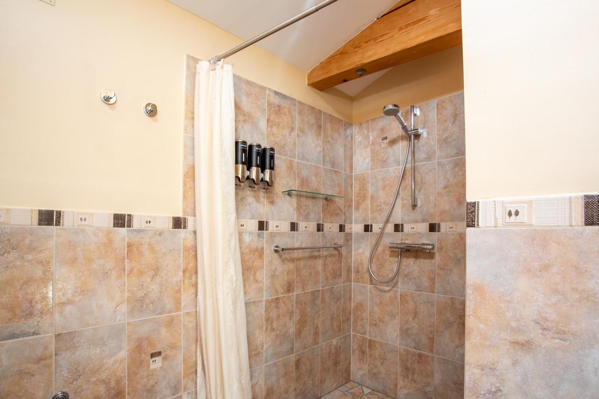 Gites Du Caylar - Chambres Et Appartments Le Caylar Ngoại thất bức ảnh